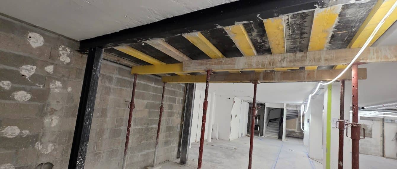 Sous-sol étayé sous la dalle béton avant la découpe de la trémie d’escalier