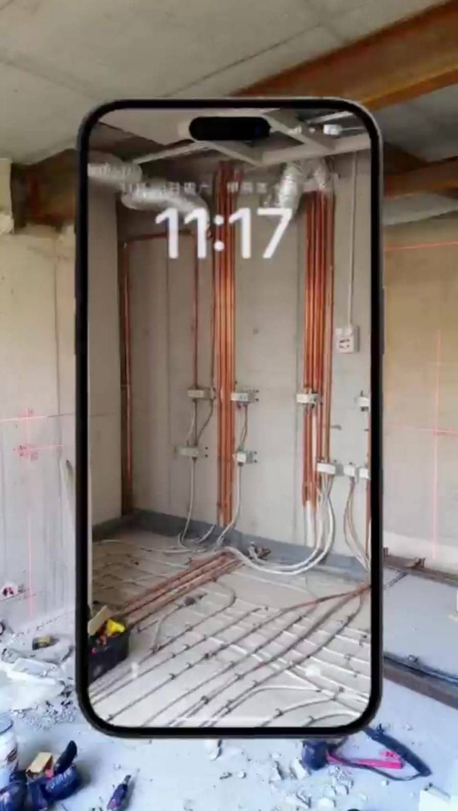 Chantier avec réseaux de plomberie en cuivre et gaines apparents sur murs béton, Issy-les-Moulineaux
