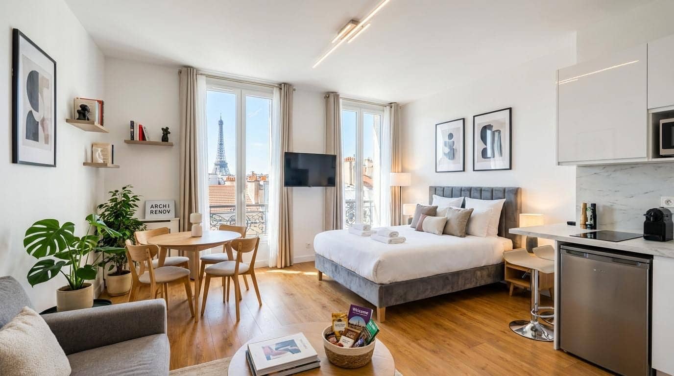 Studio parisien avec vue sur la tour Eiffel, lit, coin repas et kitchenette