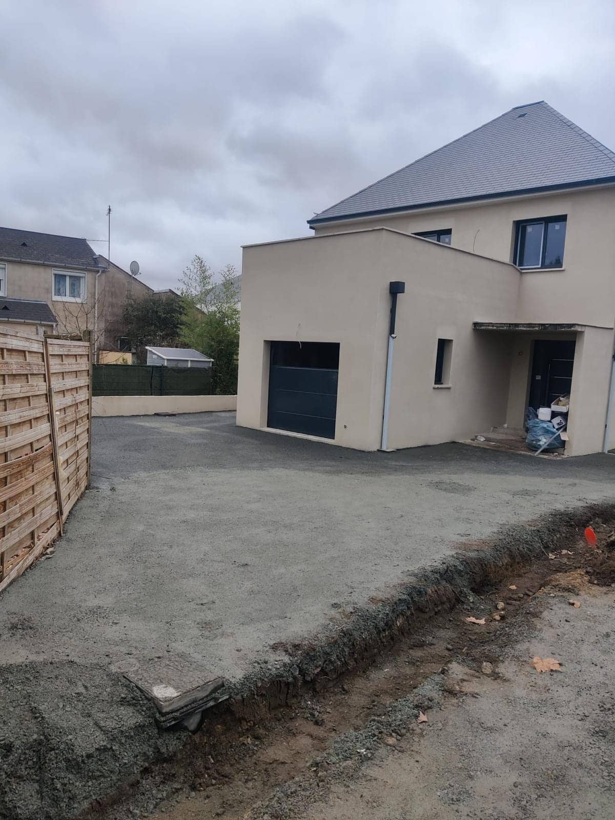 Maison neuve à étage à Saint-Germain-en-Laye avec garage et terrain préparé en gravier