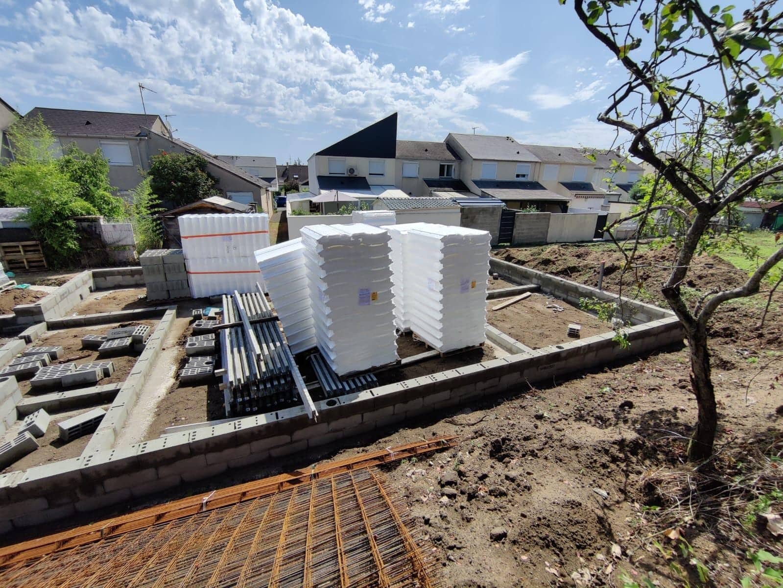 Chantier de construction de maison à Saint-Germain-en-Laye avec fondations, hourdis empilés et treillis soudé