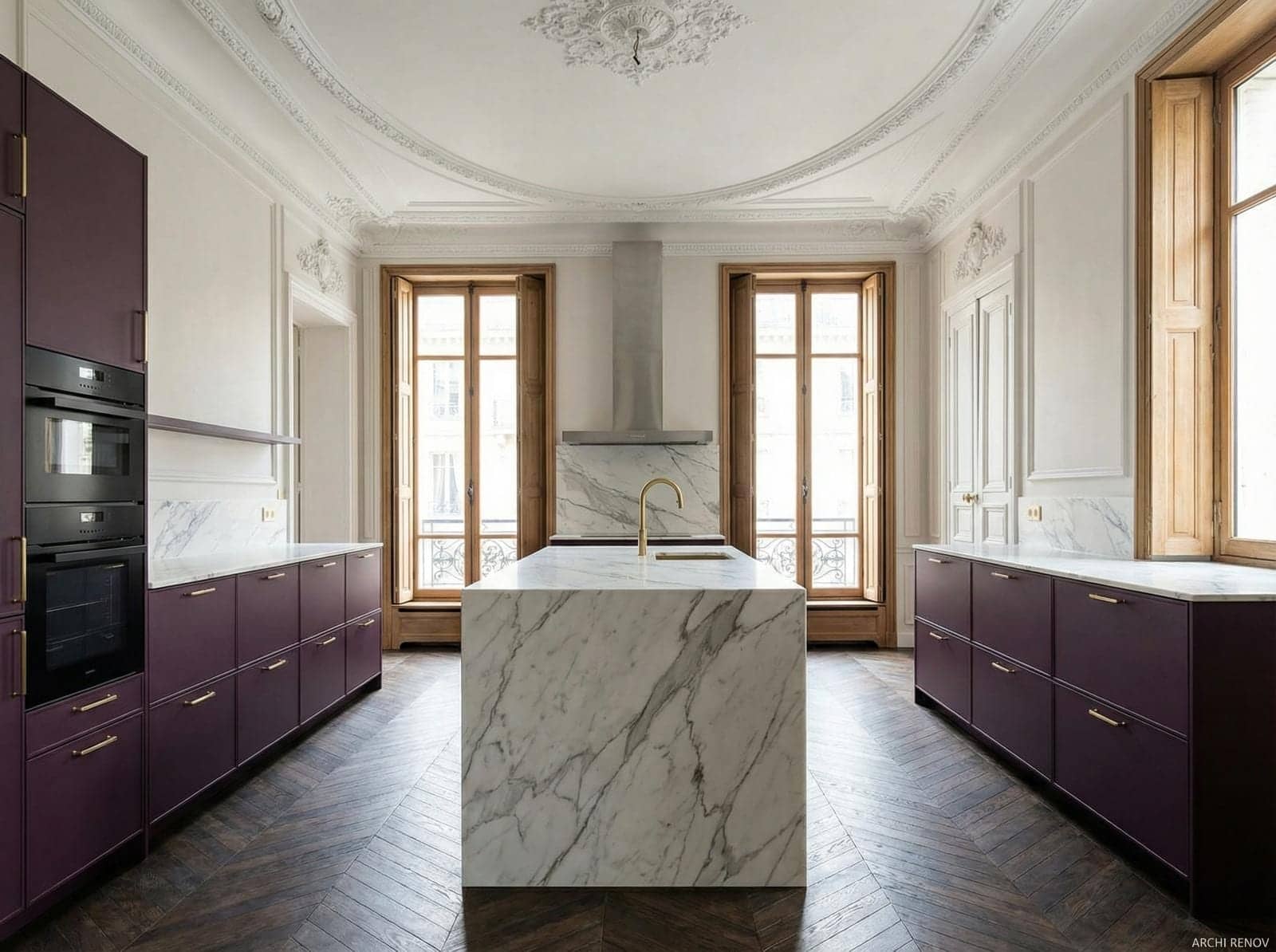 Cuisine haussmannienne aubergine avec îlot en marbre, robinet doré et parquet en chevrons, Paris 11
