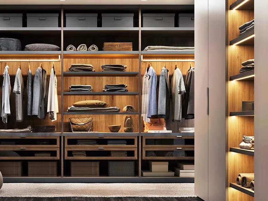 Dressing sur mesure en bois avec penderies, tiroirs et rangements éclairés par LED à Asnières-sur-Seine