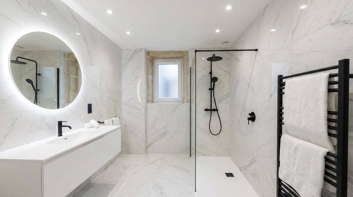 Salle d'eau en marbre blanc avec vasque suspendue, douche à l'italienne noire et sèche-serviettes à Paris