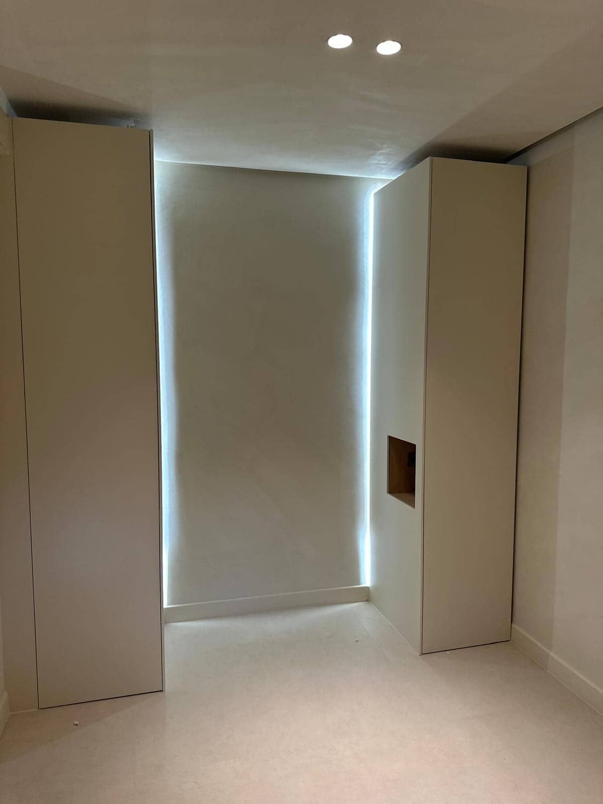 Placards sur mesure blancs encadrant un mur éclairé par LED à Vincennes