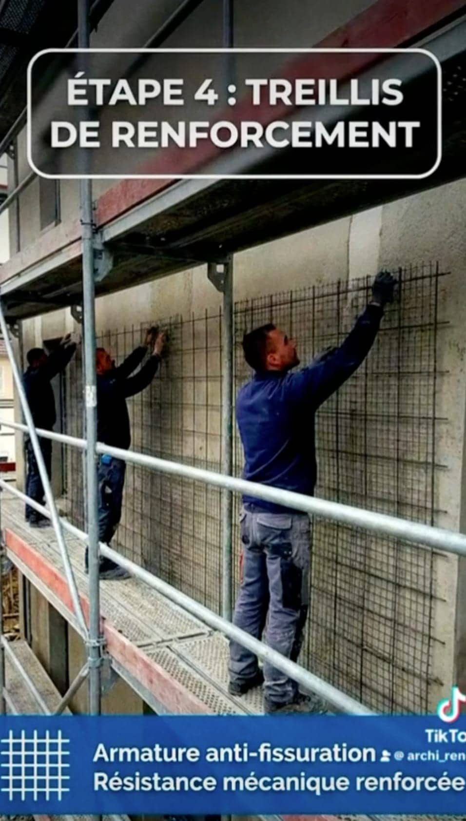 Ouvriers posant un treillis de renforcement sur façade depuis un échafaudage, ITE à Chatou