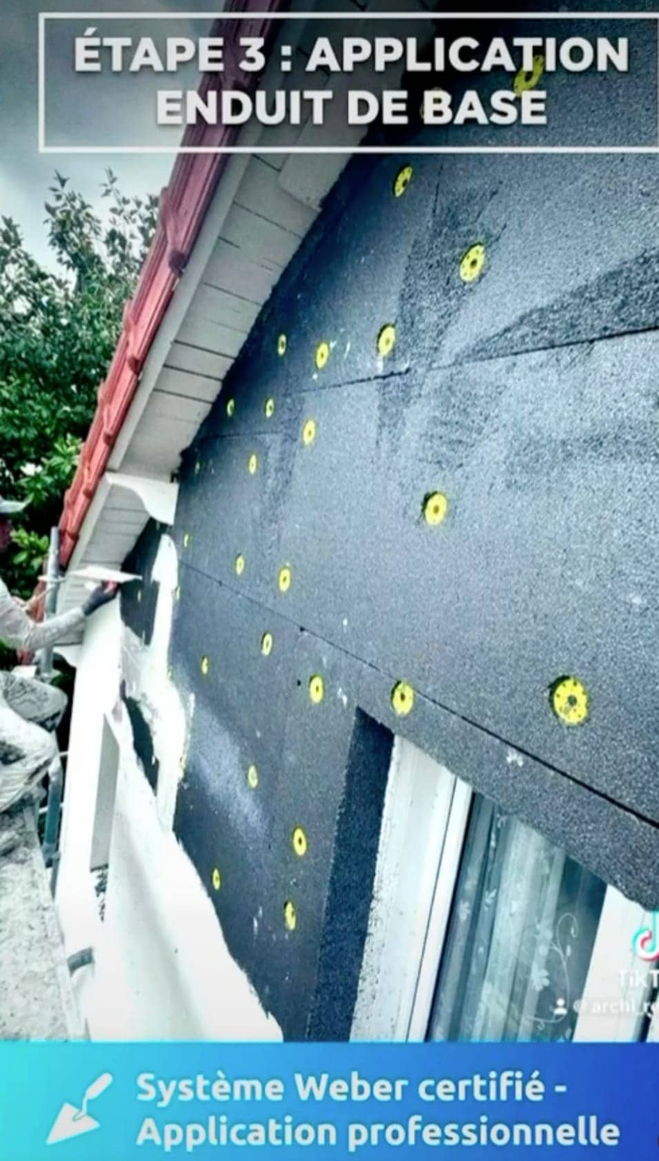 Enduit de base appliqué sur panneaux isolants fixés en façade, pavillon de Chatou