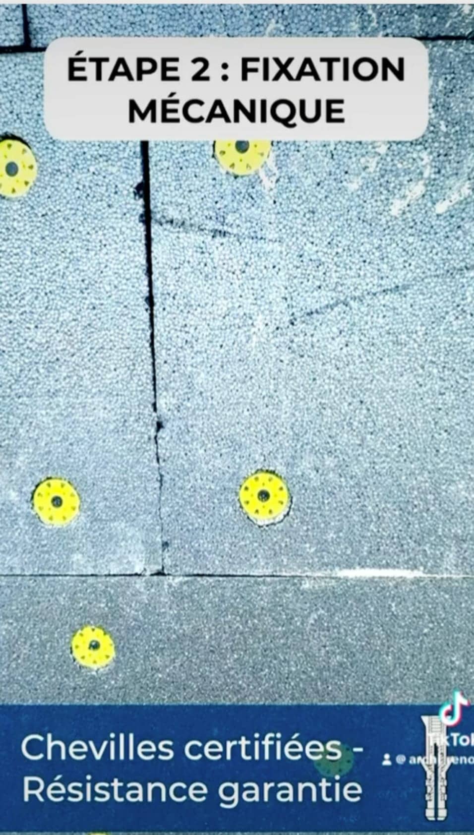 Panneaux isolants EPS graphite et chevilles de fixation jaunes, isolation extérieure à Chatou