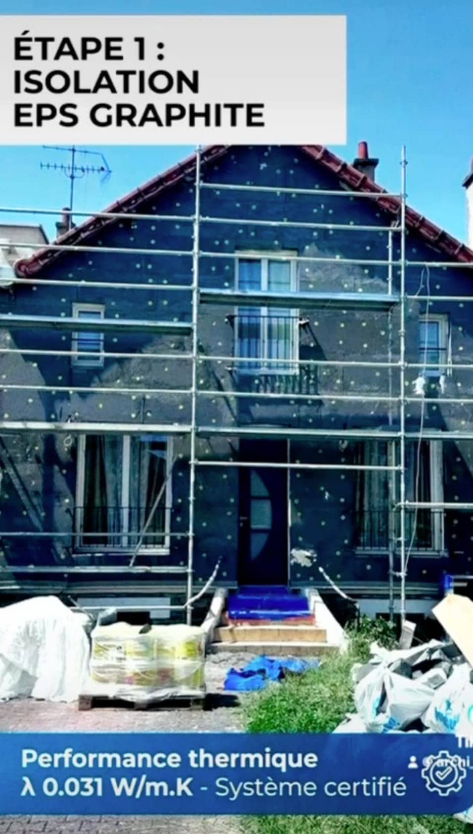 Pavillon à Chatou en chantier d'isolation par l'extérieur, échafaudage et panneaux isolants en EPS graphite