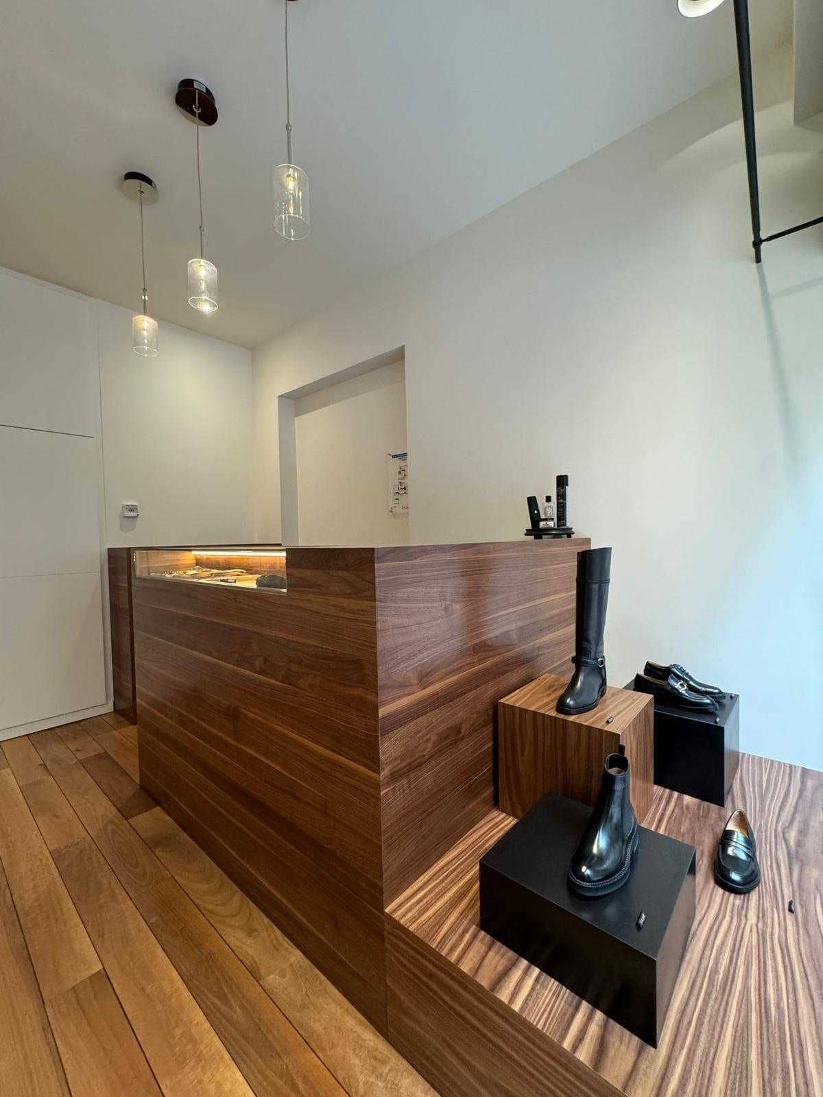 Comptoir en noyer sur mesure et podiums d'exposition de chaussures dans une boutique