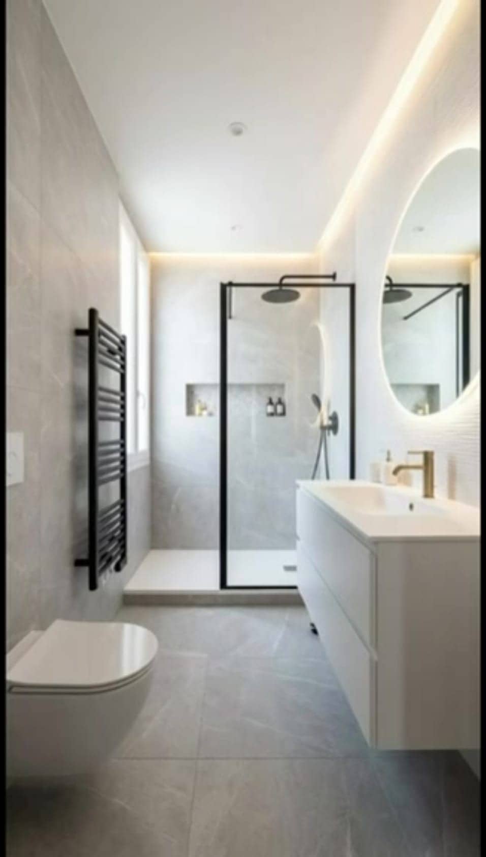 Salle de bain rénovée, douche vitrée à cadre noir, vasque suspendue et miroir rond, Asnières-Bécon