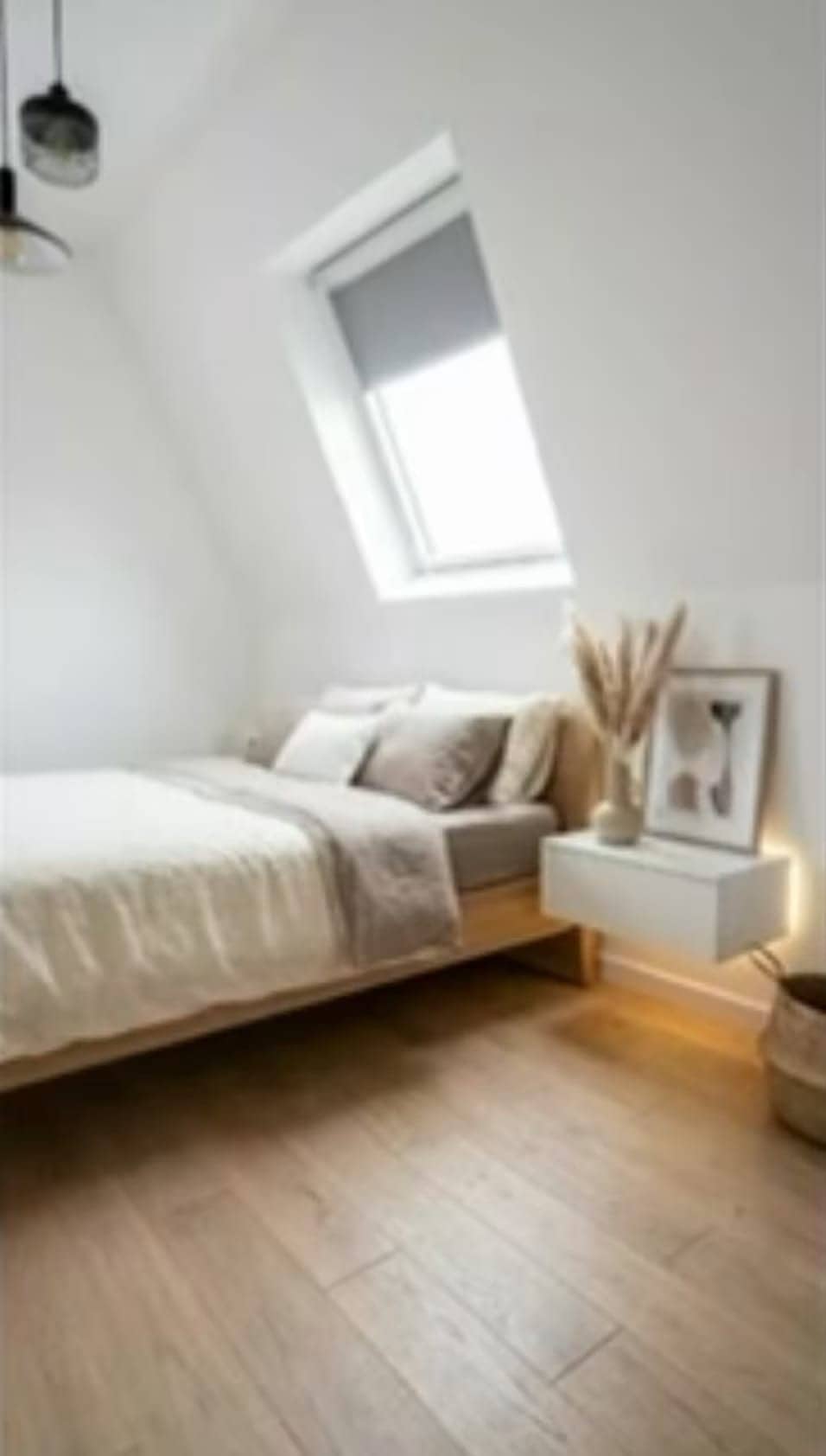 Chambre mansardée lumineuse, lit en bois clair, fenêtre de toit et parquet, Asnières-Bécon