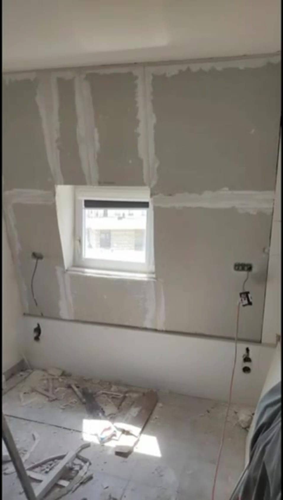 Chambre sous combles en chantier, plaques de plâtre, fenêtre et électricité en attente, Asnières-Bécon